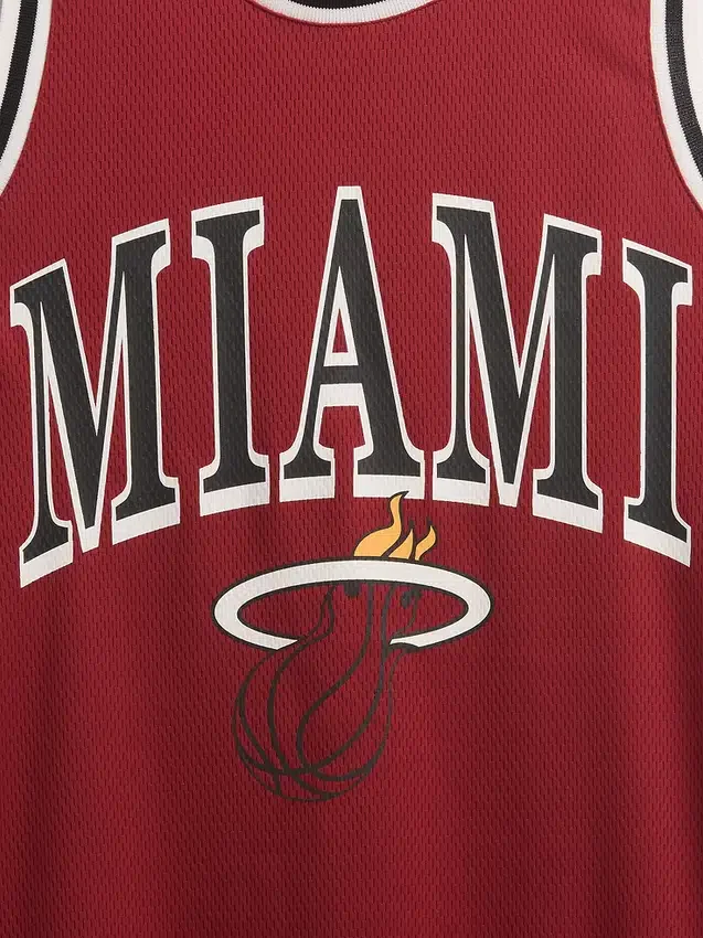 Minišaty z recyklovaného dresu NBA Miami Heat