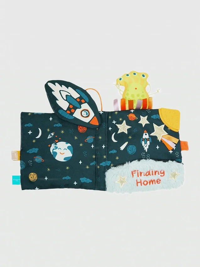 Měkká šustivá knižka „Little Rocket Finds Home“