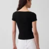 Moderní krátký top s krajkovým lemem