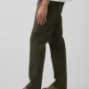 Moderní rovné khaki kalhoty