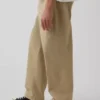 Moderní volné khaki kalhoty
