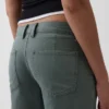Nízký pas, volné khaki kalhoty ve stylu 90. let