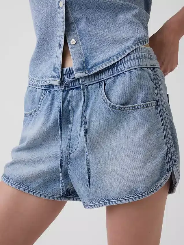 Šortky Easy Dolphin z ultrajemného denimu se středně vysokým pasem