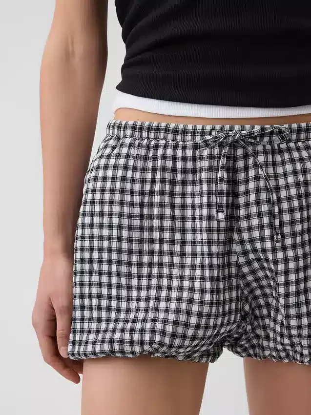 Šortky s volným střihem a kostkovaným vzorem