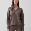 Oversized svetr s výstřihem do V z materiálu CashSoft