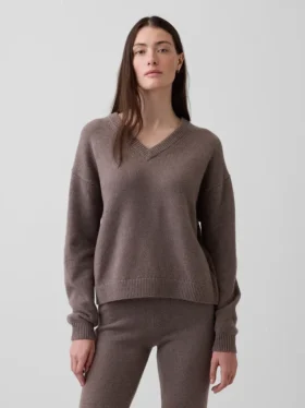 Oversized svetr s výstřihem do V z materiálu CashSoft