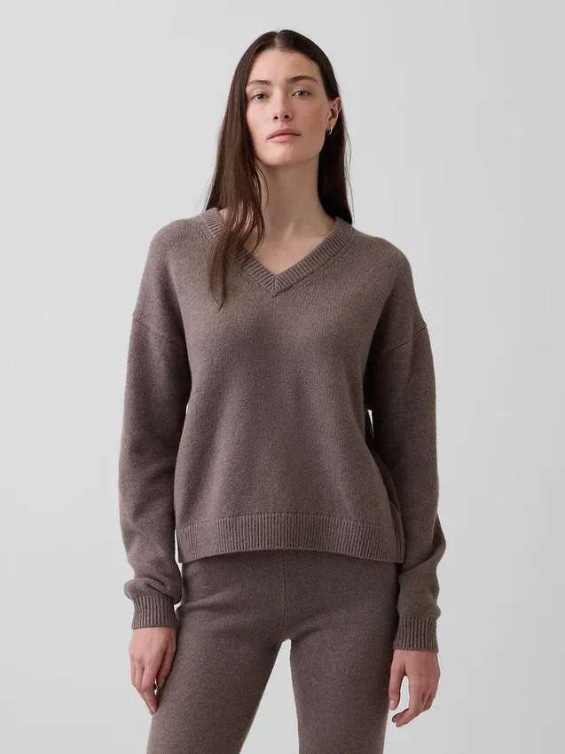 Oversized svetr s výstřihem do V z materiálu CashSoft