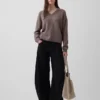 Oversized svetr s výstřihem do V z materiálu CashSoft