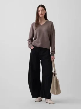 Oversized svetr s výstřihem do V z materiálu CashSoft