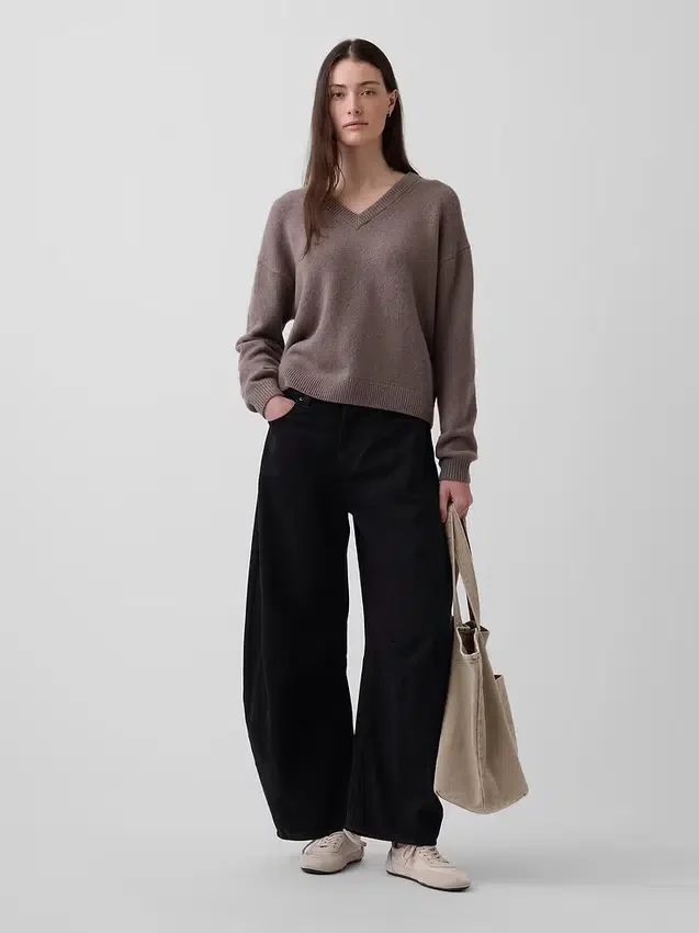 Oversized svetr s výstřihem do V z materiálu CashSoft