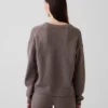 Oversized svetr s výstřihem do V z materiálu CashSoft