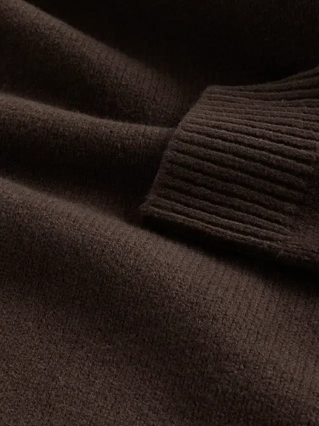 Oversized svetr s výstřihem do V z materiálu CashSoft