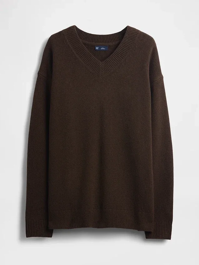 Oversized svetr s výstřihem do V z materiálu CashSoft