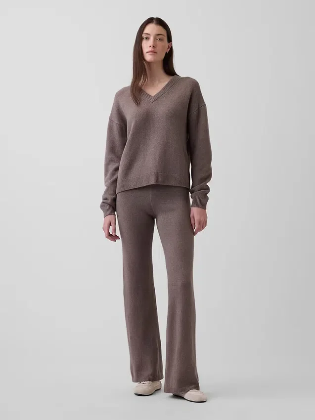 Oversized svetr s výstřihem do V z materiálu CashSoft