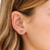 Pierced Co – drobné klasické náušnice s květinovým motivem a šroubovým uzávěrem