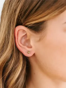 Pierced Co – drobné klasické náušnice s květinovým motivem a šroubovým uzávěrem
