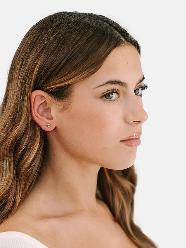 Pierced Co – drobné klasické náušnice s květinovým motivem a šroubovým uzávěrem