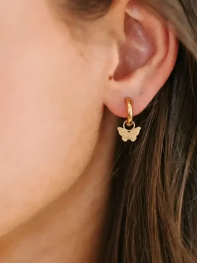 Pierced Co Klasický přívěsek ve tvaru motýla pro náušnice typu „huggie“