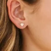 Pierced Co Malé náušnice ve tvaru broskvového srdíčka se šroubovacím uzávěrem