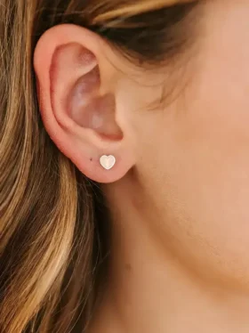 Pierced Co Malé náušnice ve tvaru broskvového srdíčka se šroubovacím uzávěrem