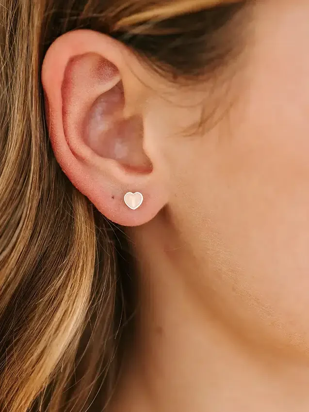 Pierced Co Malé náušnice ve tvaru broskvového srdíčka se šroubovacím uzávěrem