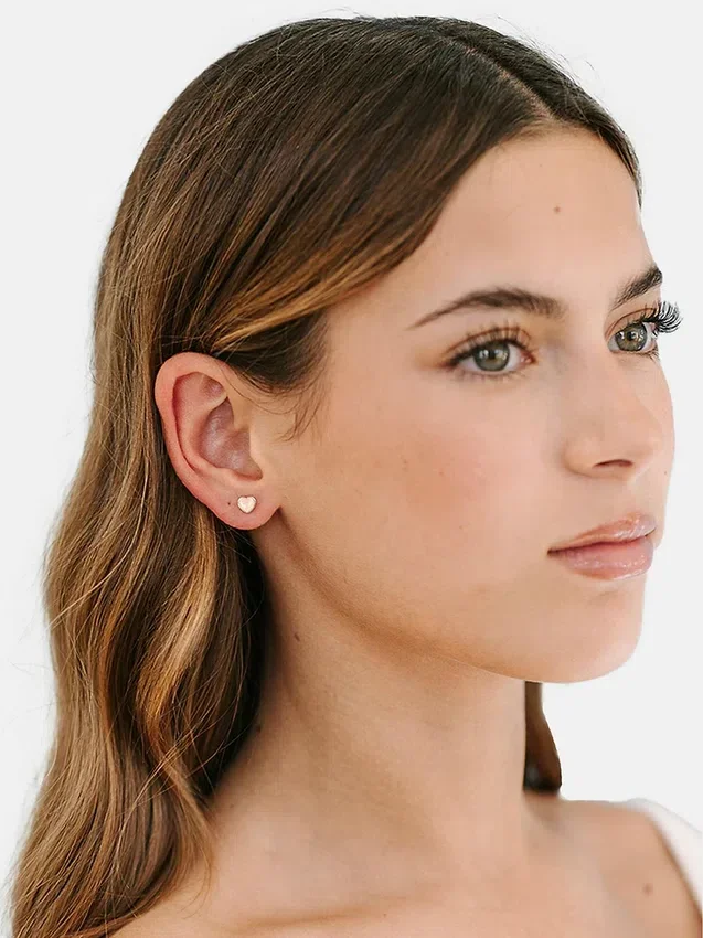Pierced Co Malé náušnice ve tvaru broskvového srdíčka se šroubovacím uzávěrem
