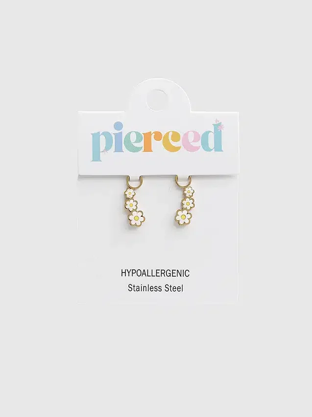 Pierced Co – přívěsek s motivem sedmikrásky pro náušnice typu „huggie“