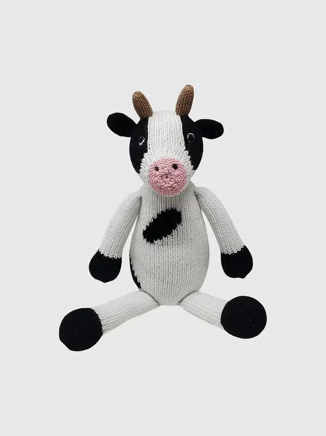 Pletená hračka ve tvaru krávy