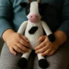 Pletená hračka ve tvaru krávy