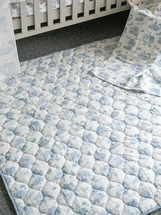 Prošívaná hrací podložka Gilded Bird Spring Toile