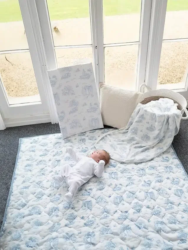 Prošívaná hrací podložka Gilded Bird Spring Toile
