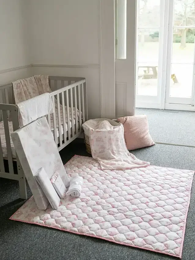 Prošívaná hrací podložka Gilded Bird Spring Toile