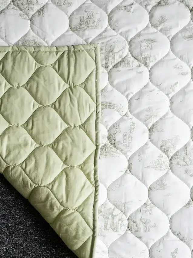 Prošívaná hrací podložka Safari Toile od značky Gilded Bird