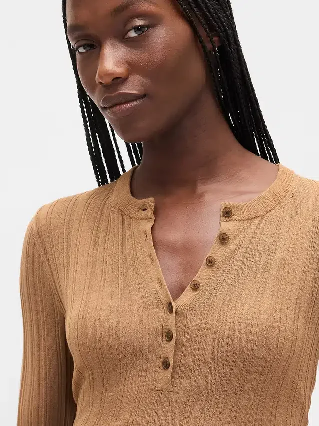 Průsvitný žebrovaný svetr s výstřihem Henley