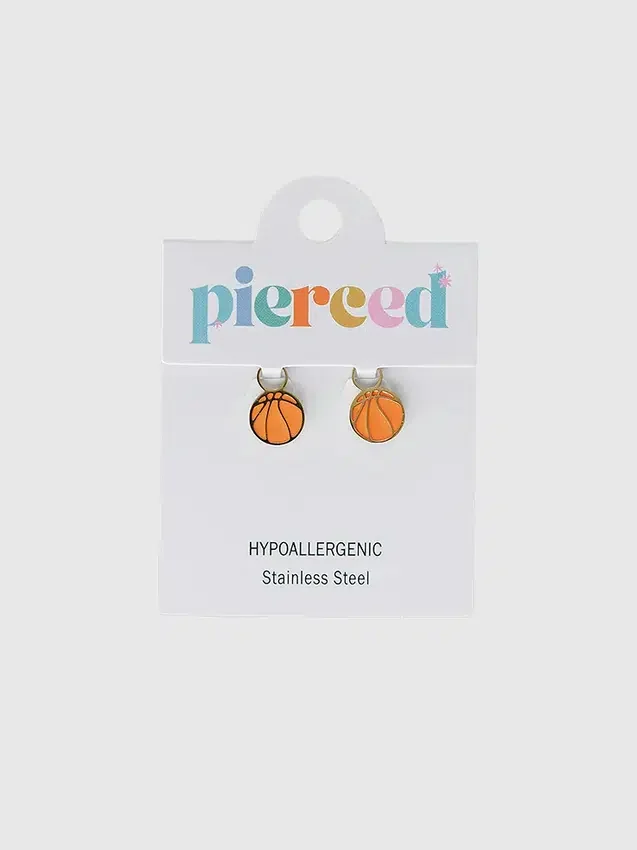 Přívěsek s motivem basketbalového týmu Pierced Co pro náušnice typu „huggie“