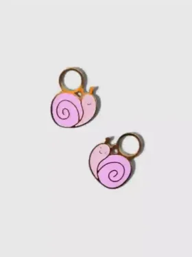 Přívěsky ve tvaru šneka od Pierced Co pro náušnice typu „huggies“