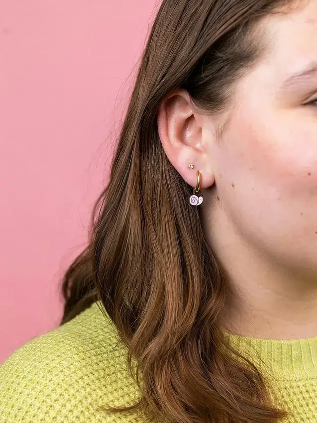 Přívěsky ve tvaru šneka od Pierced Co pro náušnice typu „huggies“