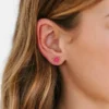 Šroubovací náušnice Pierced Co s květinovým motivem v zářivě růžové barvě
