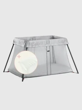 Sada cestovní postýlky Babybjorn Light a napínacího prostěradla