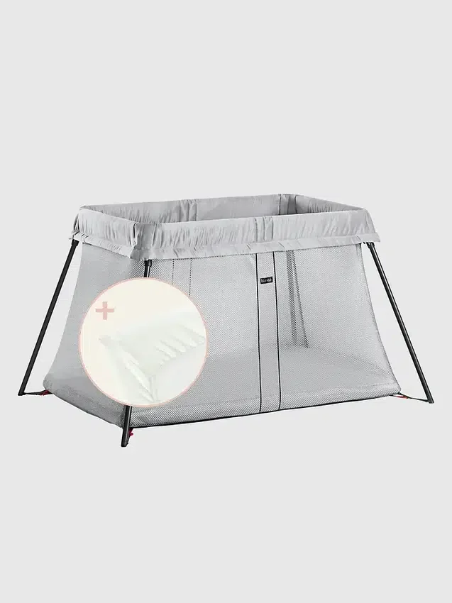 Sada cestovní postýlky Babybjorn Light a napínacího prostěradla