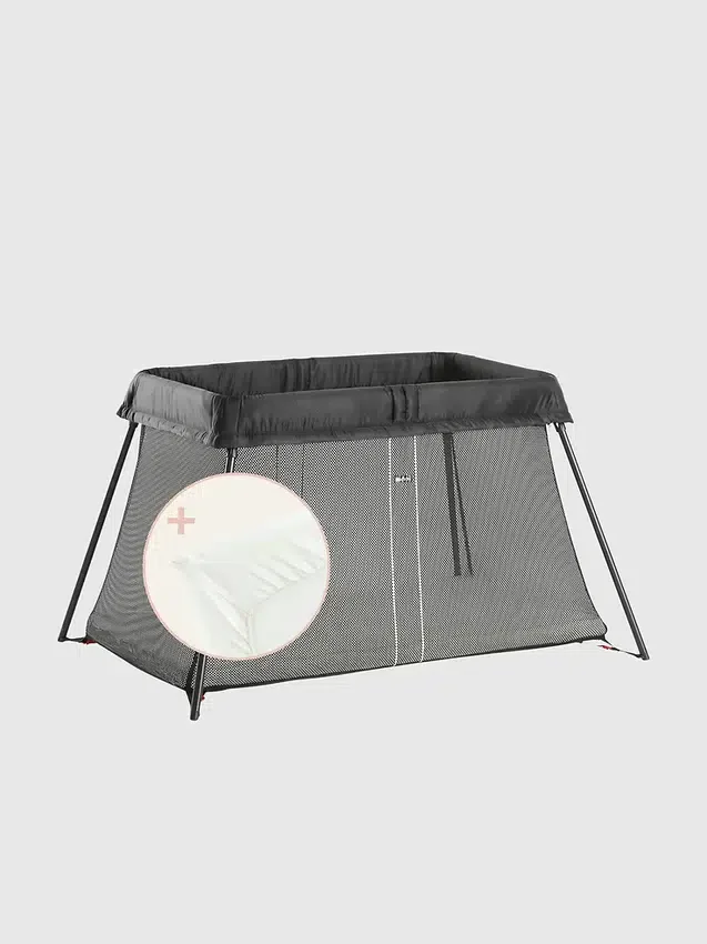 Sada cestovní postýlky Babybjorn Light a napínacího prostěradla