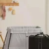 Sada cestovní postýlky Babybjorn Light a napínacího prostěradla