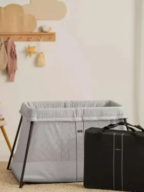 Sada cestovní postýlky Babybjorn Light a napínacího prostěradla