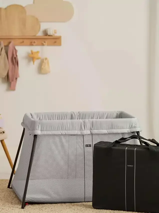Sada cestovní postýlky Babybjorn Light a napínacího prostěradla