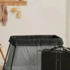 Sada cestovní postýlky Babybjorn Light a napínacího prostěradla
