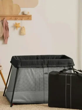 Sada cestovní postýlky Babybjorn Light a napínacího prostěradla
