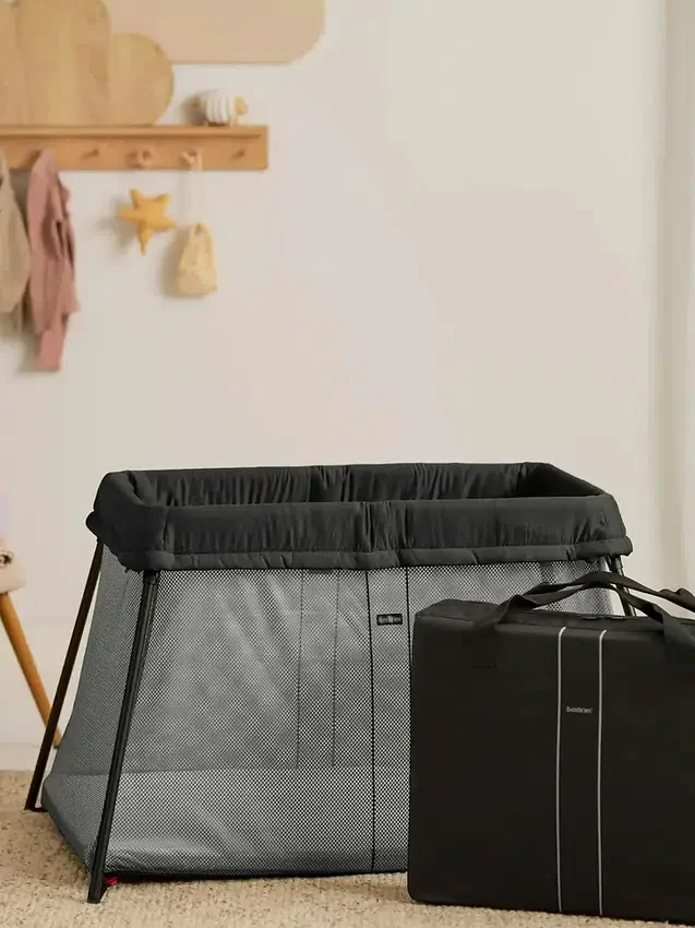 Sada cestovní postýlky Babybjorn Light a napínacího prostěradla