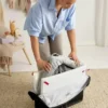 Sada cestovní postýlky Babybjorn Light a napínacího prostěradla