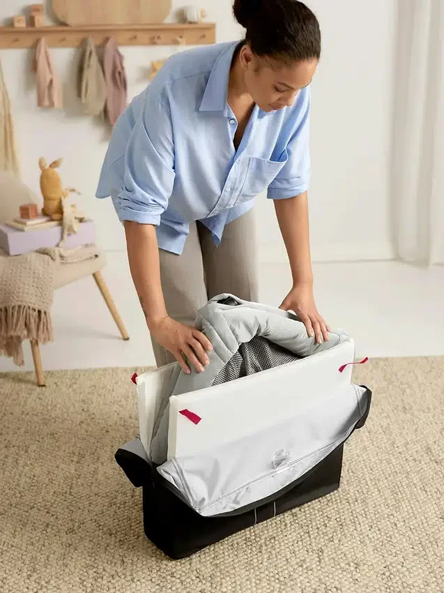 Sada cestovní postýlky Babybjorn Light a napínacího prostěradla