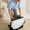 Sada cestovní postýlky Babybjorn Light a napínacího prostěradla